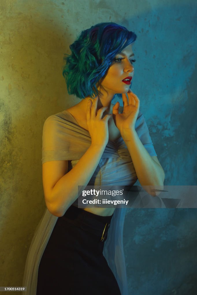 Femme aux cheveux bleus en studio.