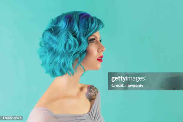 mujer de cabello azul en el estudio. - cabello morado fotografías e imágenes de stock