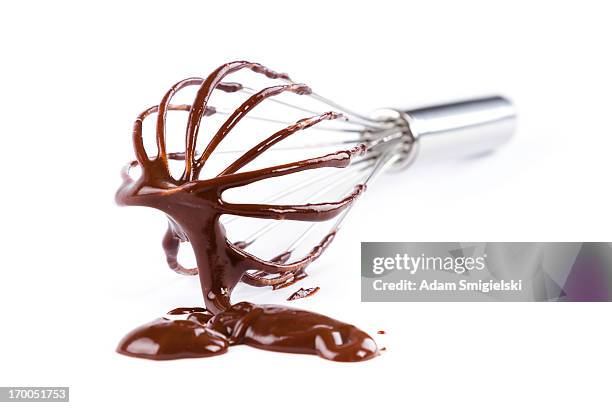fouet manuel avec chocolat - fouet photos et images de collection
