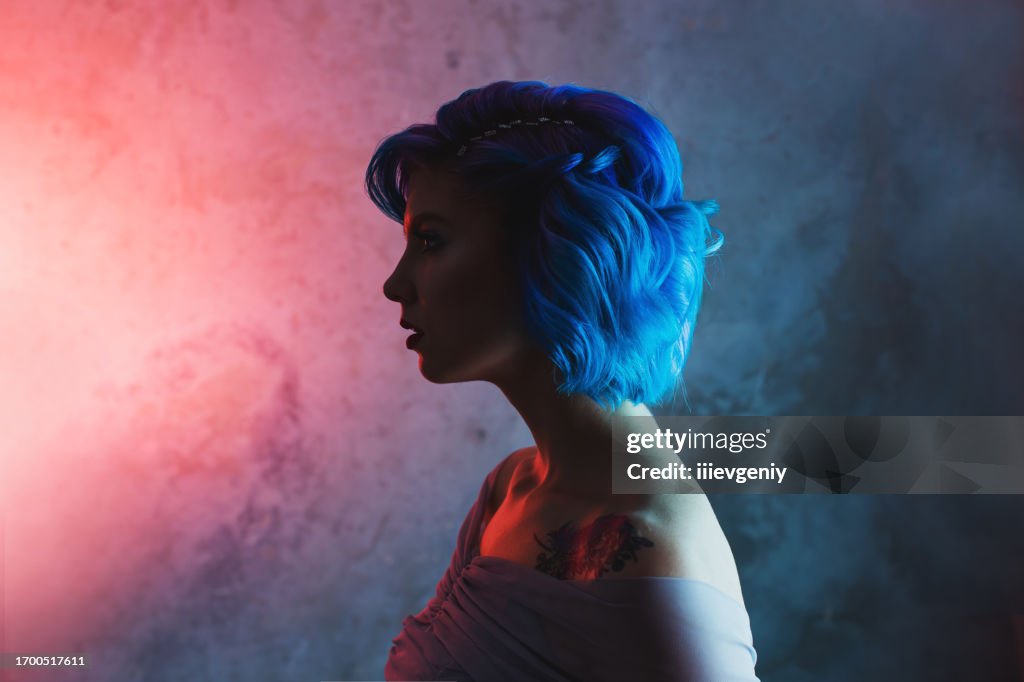 Femme aux cheveux bleus en studio.