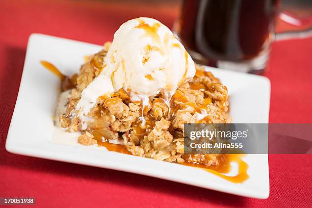 apple crisp pie with vanila ice cream - apple pie a la mode stock pictures, royalty-free photos & images