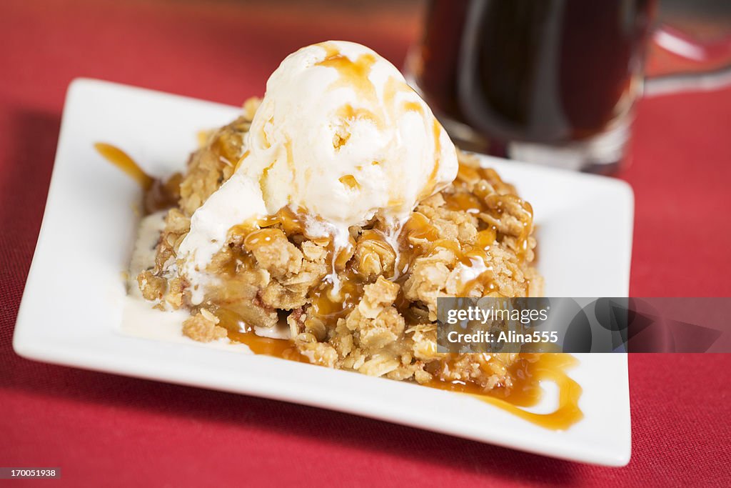 Apple crisp pie with vanila ice cream