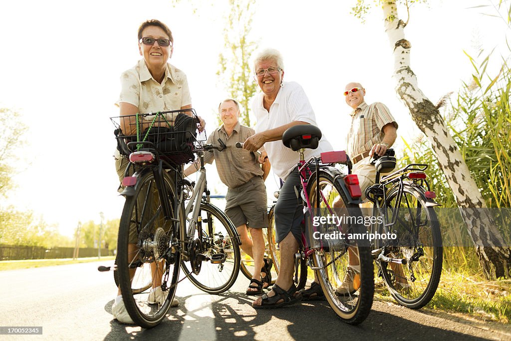 Sorridente com bicicletas seniors