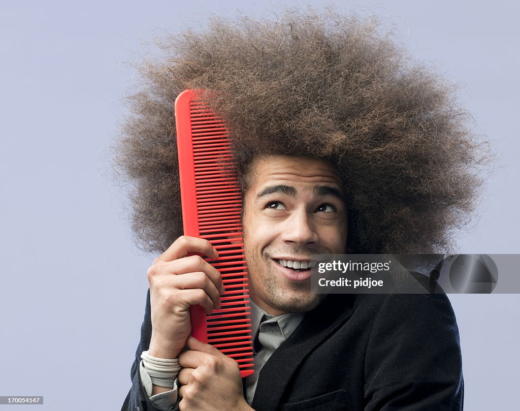 Uomo con afro capelli con Pettine per il suo viso rosso