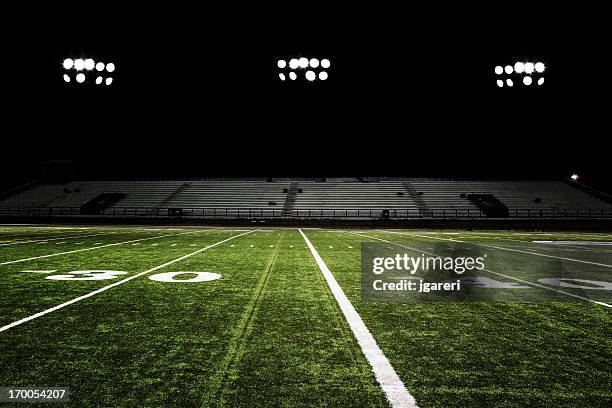 campo da football americano di notte - side lines foto e immagini stock