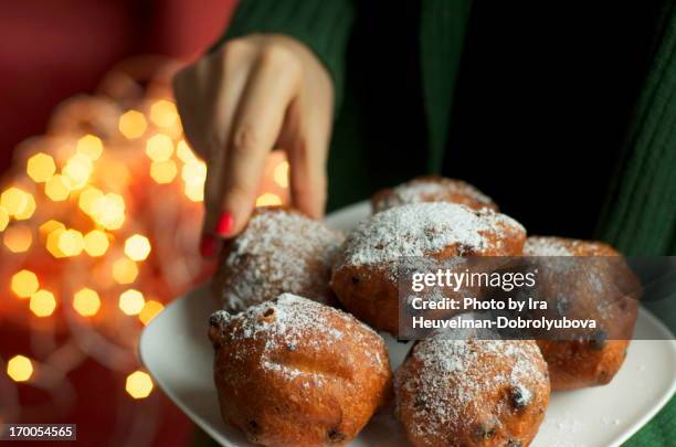 traditional dutch oliebollen donuts - oliebol stockfoto's en -beelden