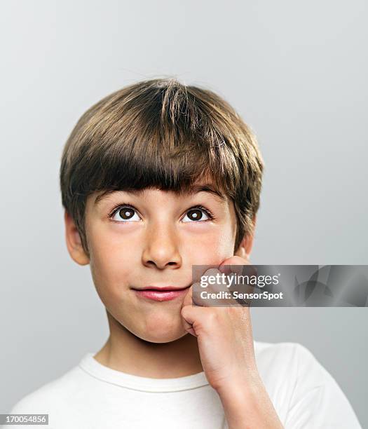 young boy pensamiento - niños pensando fotografías e imágenes de stock