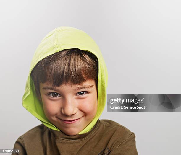 petit enfant souriant - sourire narquois photos et images de collection