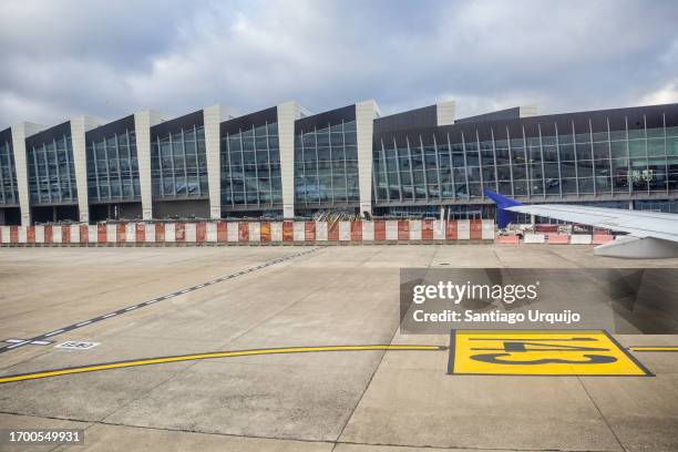brussels airport terminal seen from airplane - zaventem stock pictures, royalty-free photos & images