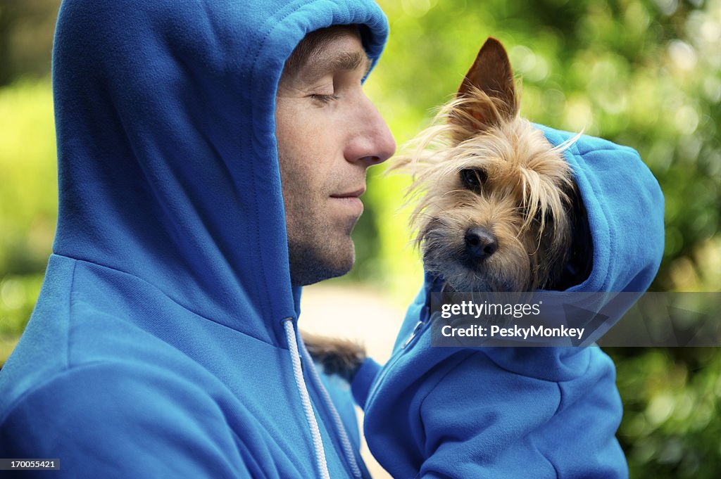 若い男性のベストフレンド犬のマッチングブルーのパーカー自然公園