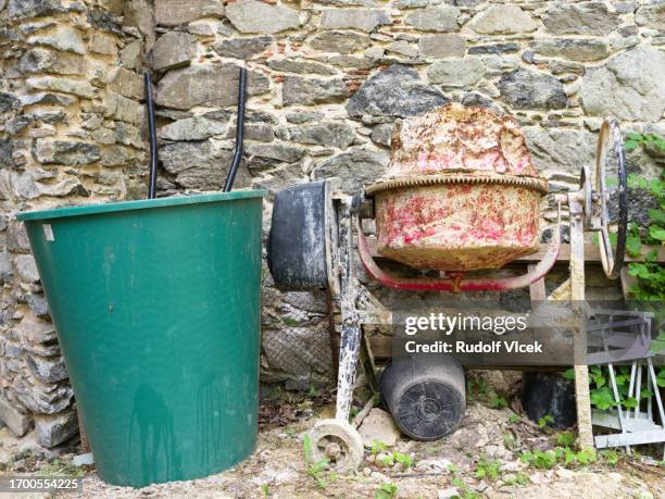 old used dirty concrete mixer - concrete mixer stockfoto's en -beelden