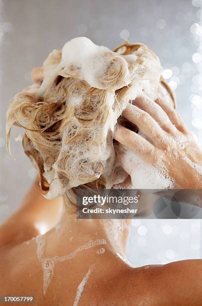 femme lavage cheveux dans la douche. - shampoo photos et images de collection