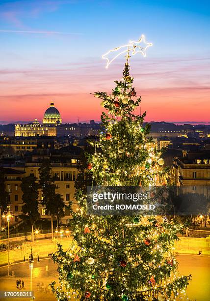 weihnachtsbaum und der piazza del popolo in rom, italien - rom weihnachten stock-fotos und bilder