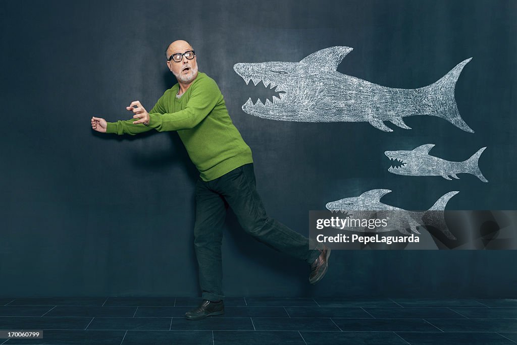 Apavorado homem escapar de tubarões