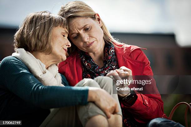 mujer madura y su hija - anciano llorando fotografías e imágenes de stock