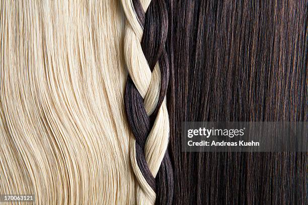 still life of blond and brown hair, braided. - alongamento de cabelo - fotografias e filmes do acervo