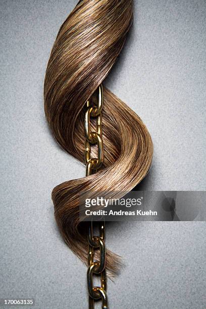 brown hair wrapping curling around linked chain. - strong hair 個照片及圖片檔