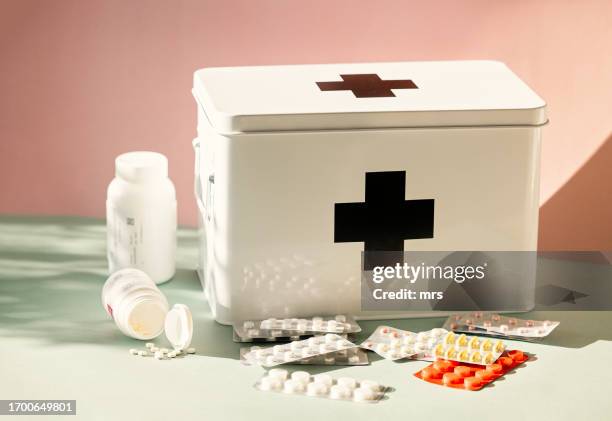 pills and first aid kit box - ehbo doos stockfoto's en -beelden