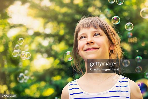 glückliches kleines mädchen mit blasen - child bubble stock-fotos und bilder