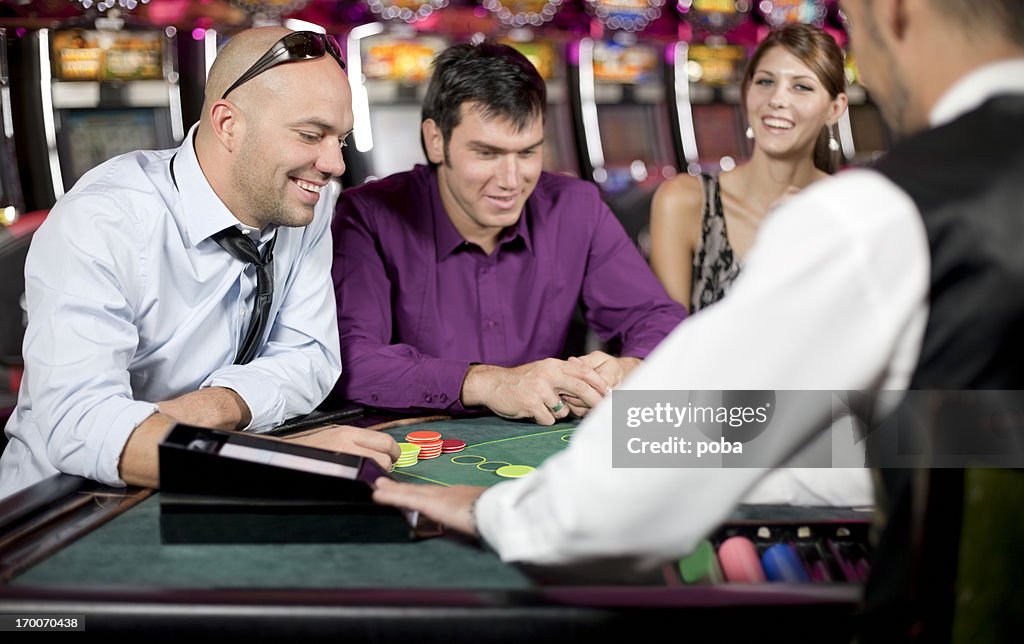 Niños y niñas jugando al póquer en el casino, black jack