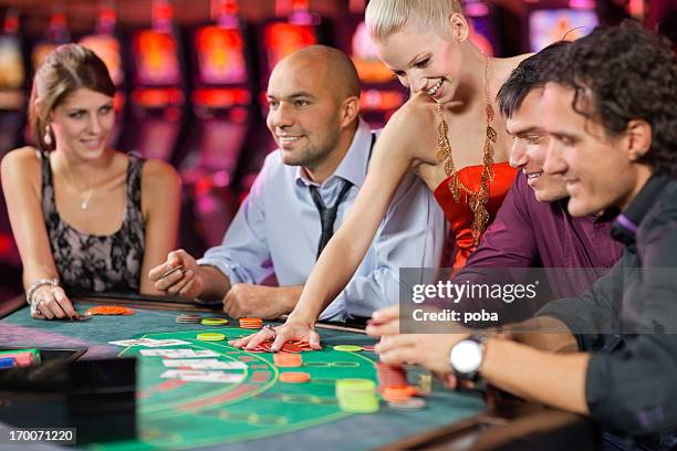 group of people playing blackjack in the casino - casino table games stockfoto's en -beelden