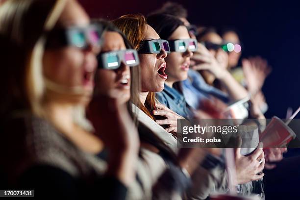 pubblico guardare un film con occhiali 3d al cinema - 3d adult movie foto e immagini stock