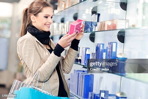 chica de belleza y cosméticos de compras en la tienda - perfumería fotografías e imágenes de stock