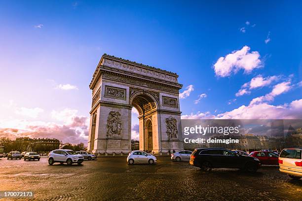 traffic at arc de triomphe paris - arc de triomphe overview stock pictures, royalty-free photos & images