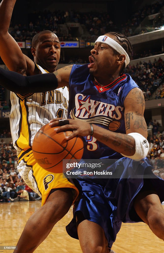 Allen Iverson drives against Jamaal Tinsley 
