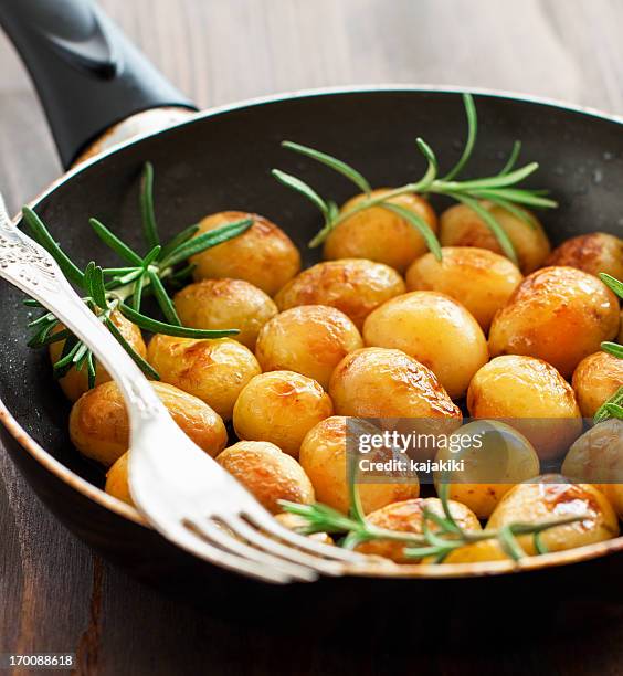 gebratenen neuen kartoffeln - neue kartoffel gekocht stock-fotos und bilder