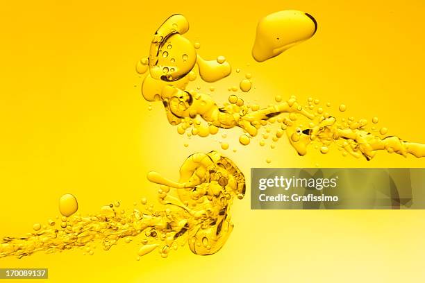 amarelo em fundo de salpicos de água - diesel imagens e fotografias de stock