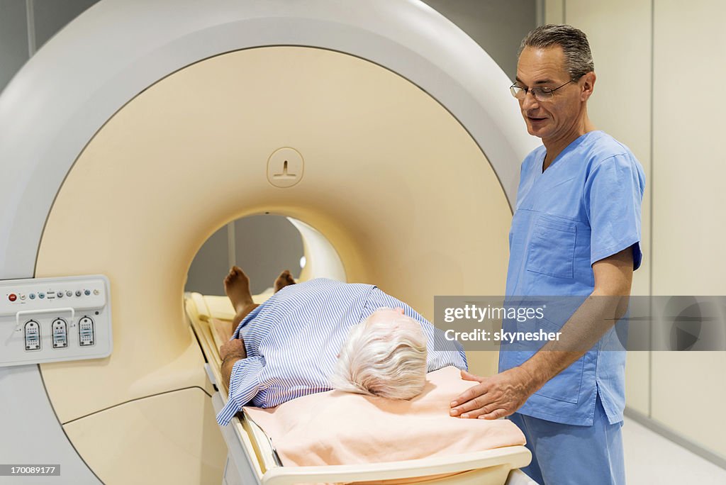 Radiologe Gespräch mit einem Patienten.