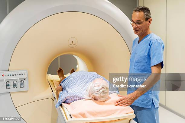 radiologist talking to a patient. - straling stockfoto's en -beelden