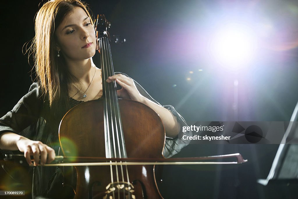Fêmea violoncelista.