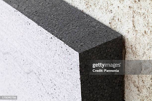 house building being insulated - isolatiemateriaal stockfoto's en -beelden