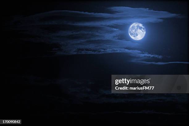 cielo nocturno y luna - terror nocturno fotografías e imágenes de stock