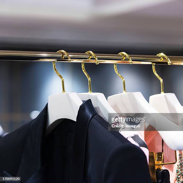 clothes in shop - dummy fashion stockfoto's en -beelden