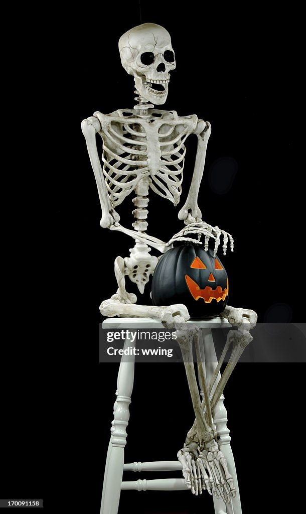Skelett auf Schwarz mit Jack-o-Lantern