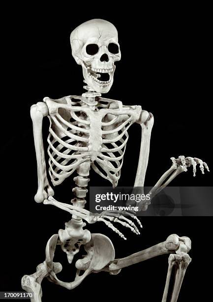 scheletro danza su sfondo nero. - scheletro foto e immagini stock