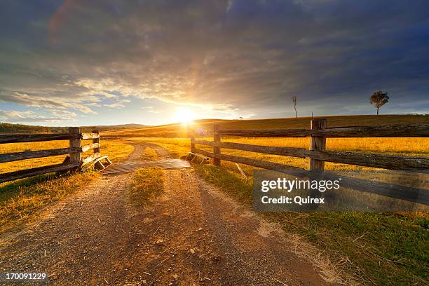 rústico farm - granja fotografías e imágenes de stock