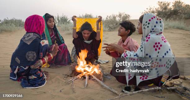 indian kids setting up bonfire on sand dune - local gypsy stock pictures, royalty-free photos & images