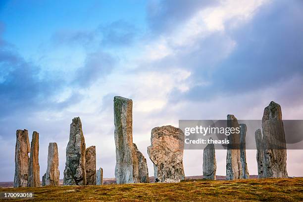 pie callanish cálculos de la isla de lewis - construcción megalítica fotografías e imágenes de stock