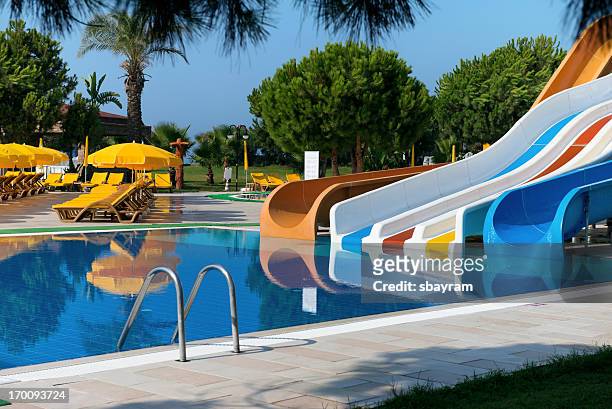 piscine con scivoli d'acqua - acquapark foto e immagini stock
