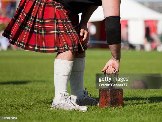 competitor preparing to throw at "weight over the bar" - highland games 個照片及圖片檔