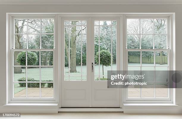 refrescante vista blanco windows - marco de ventana fotografías e imágenes de stock