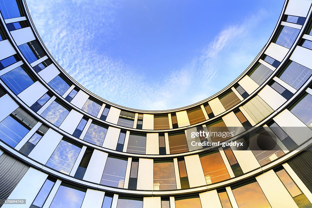 近代的なオフィス建物