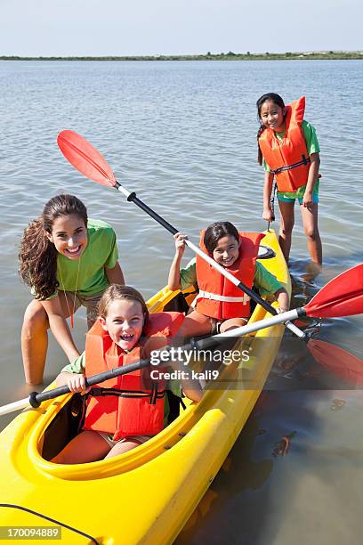 deux filles dans un kayak - girl rowing boat photos et images de collection