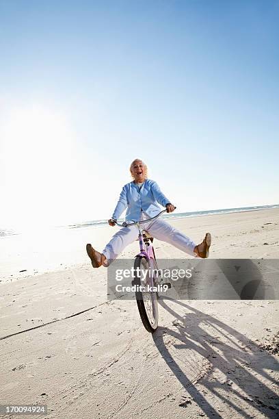 senior frau, die im herzen jung - old man bicycle stock-fotos und bilder