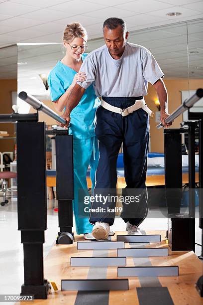 capacitación de la marcha fisioterapia - sports training clinic fotografías e imágenes de stock