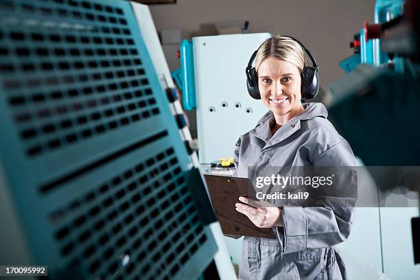 weiblichen arbeiter in druckerei - industriearbeiter stock-fotos und bilder